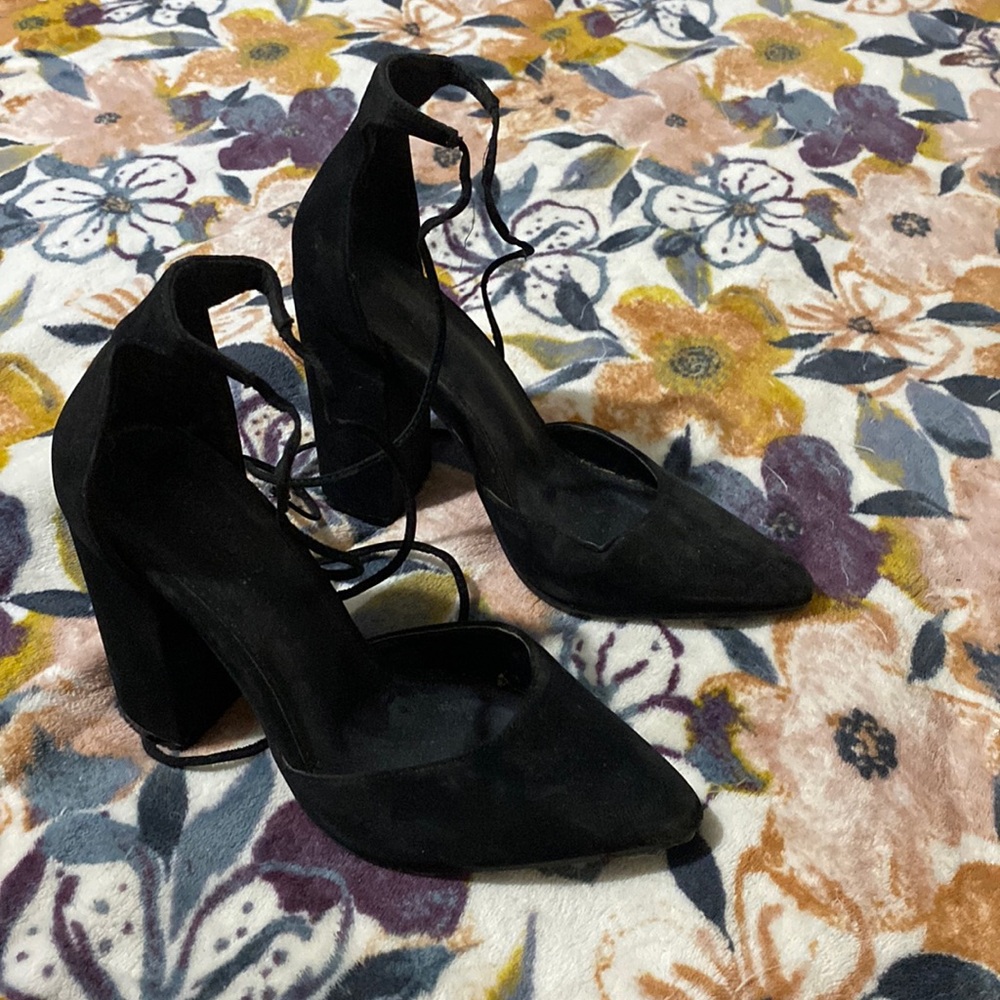 Size 6 black suad dress heels